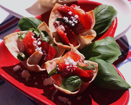 Strawberry Wonton Cups